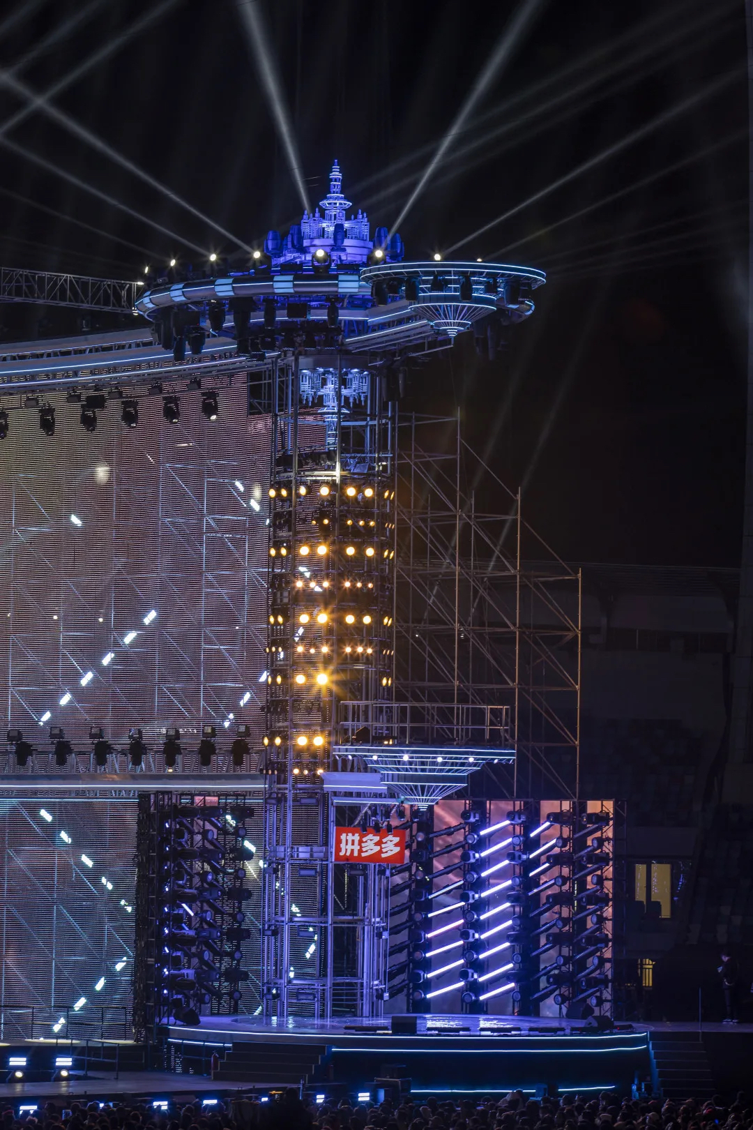 湖南衛(wèi)視今年的跨年演唱會活動策劃的「未來城」舞美太震撼了 - 第27張 - 會展活動策劃CCASY.COM 湖南衛(wèi)視今年的跨年演唱會活動策劃的「未來城」舞美太震撼了 - 第27張