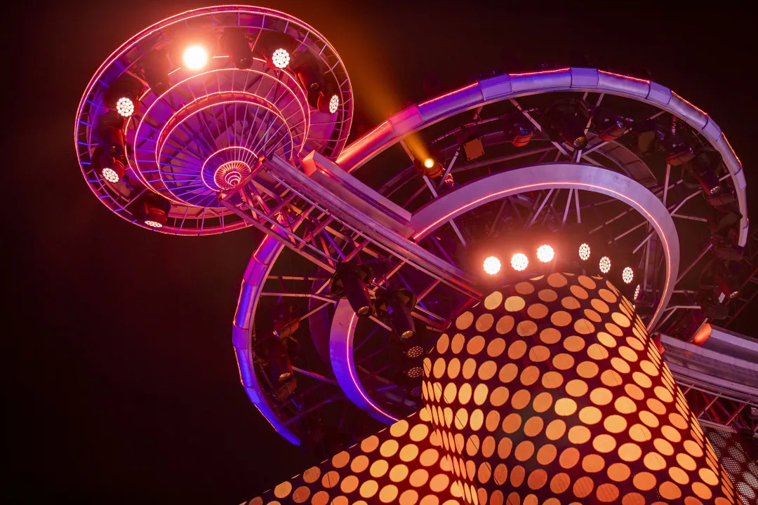 湖南衛(wèi)視今年的跨年演唱會活動策劃的「未來城」舞美太震撼了 - 第32張 - 會展活動策劃CCASY.COM 湖南衛(wèi)視今年的跨年演唱會活動策劃的「未來城」舞美太震撼了 - 第32張