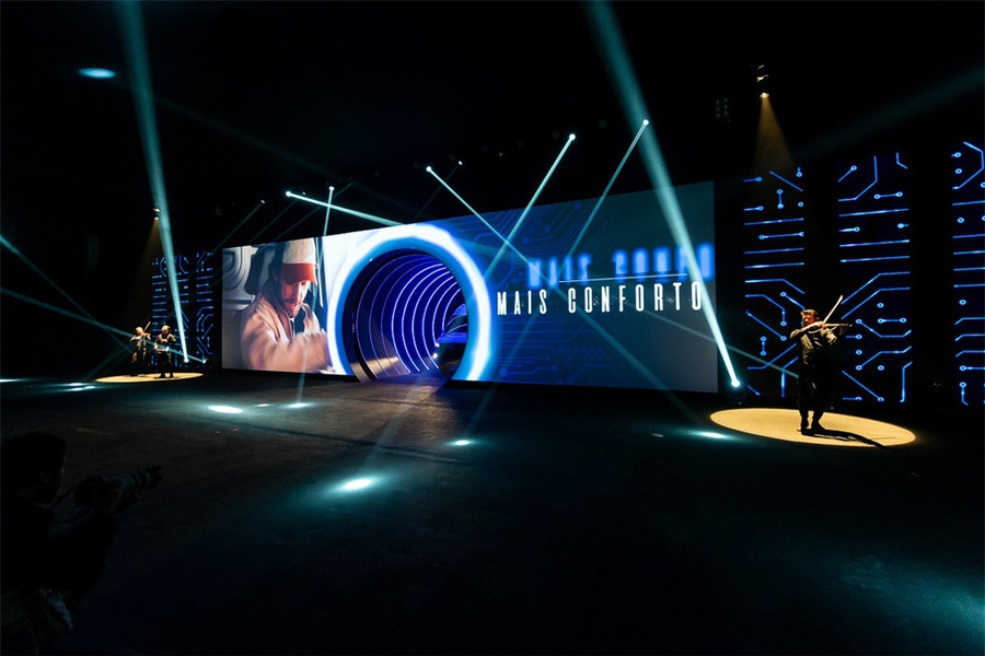 奔馳斯賓特( Sprinter)巴西發(fā)布會(huì)活動(dòng)策劃互動(dòng)體驗(yàn)感更足些 - 第20張 - 會(huì)展活動(dòng)策劃CCASY.COM 奔馳斯賓特( Sprinter)巴西發(fā)布會(huì)活動(dòng)策劃互動(dòng)體驗(yàn)感更足些 - 第20張