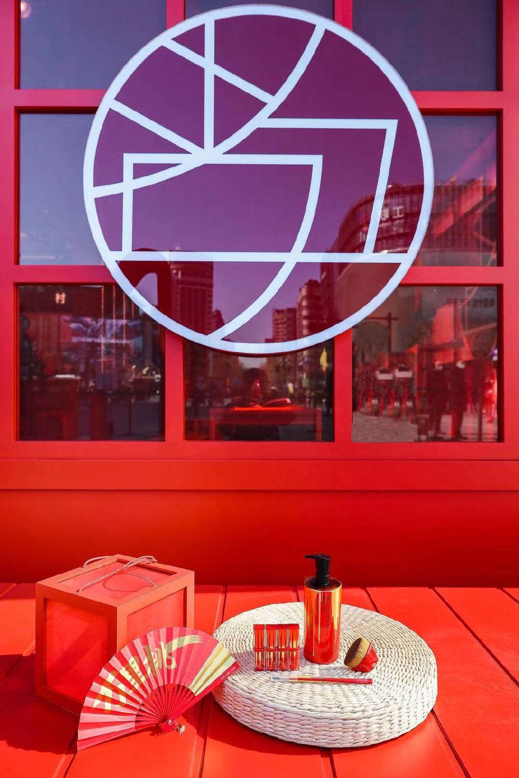 紅金輝映 萬里挑一|植村秀攜手天貓超級品牌日快閃活動策劃高調(diào)迎新 - 第3張 - 會展活動策劃CCASY.COM 紅金輝映 萬里挑一|植村秀攜手天貓超級品牌日快閃活動策劃高調(diào)迎新 - 第3張