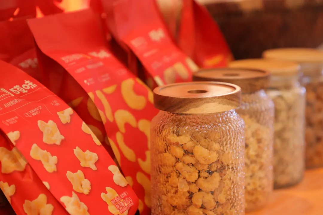 百草味年貨報刊亭快閃活動策劃實則是一場沉浸式年味互動話劇 - 第22張 - 會展活動策劃CCASY.COM 百草味年貨報刊亭快閃活動策劃實則是一場沉浸式年味互動話劇 - 第22張