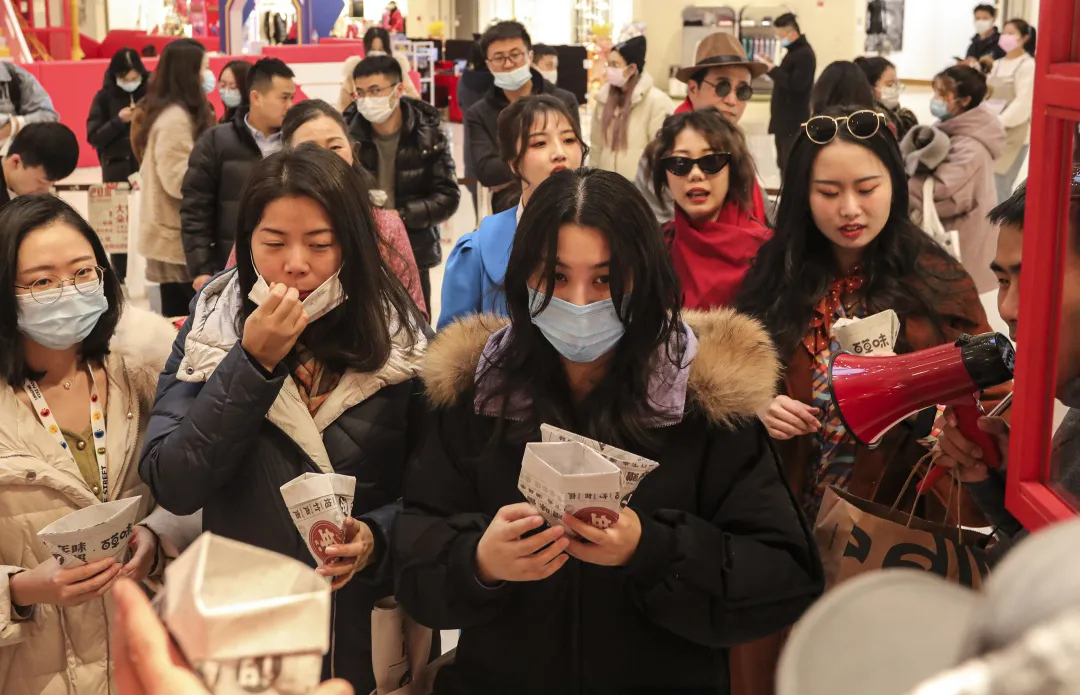 百草味年貨報刊亭快閃活動策劃實則是一場沉浸式年味互動話劇 - 第29張 - 會展活動策劃CCASY.COM 百草味年貨報刊亭快閃活動策劃實則是一場沉浸式年味互動話劇 - 第29張