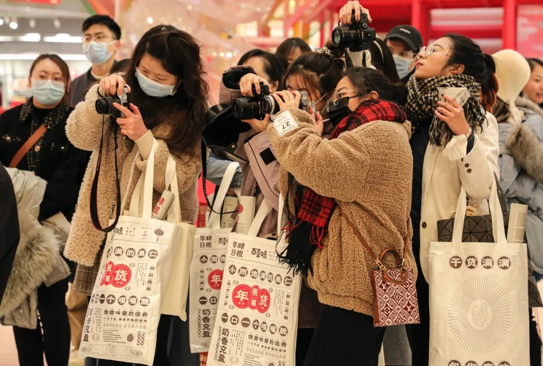 百草味年貨報刊亭快閃活動策劃實則是一場沉浸式年味互動話劇 - 第31張 - 會展活動策劃CCASY.COM 百草味年貨報刊亭快閃活動策劃實則是一場沉浸式年味互動話劇 - 第31張