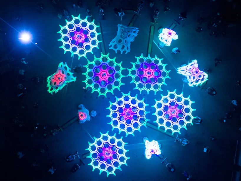 互動燈光裝置活動策劃的「失落傘」集體改造了霓虹燈色的雕塑樹林 - 第1張 - 會展活動策劃CCASY.COM 互動燈光裝置活動策劃的「失落傘」集體改造了霓虹燈色的雕塑樹林 - 第1張