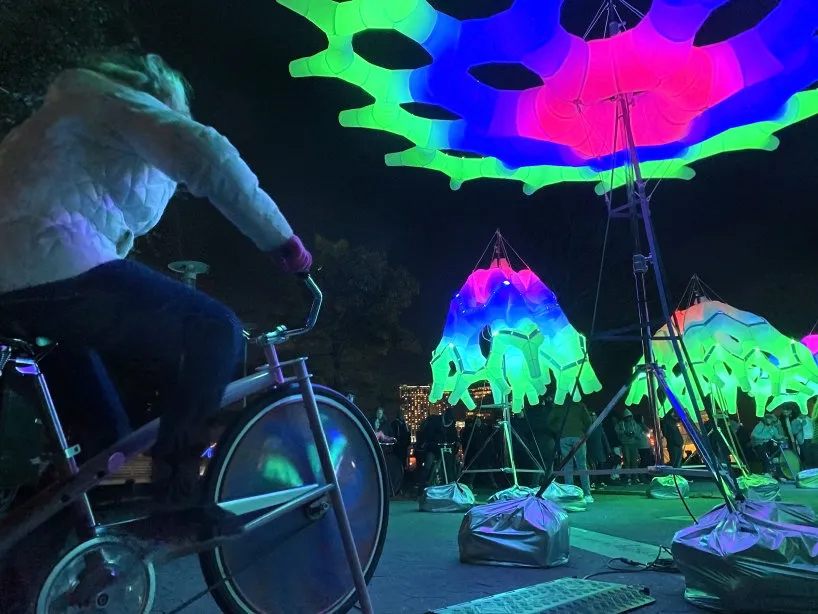 互動燈光裝置活動策劃的「失落傘」集體改造了霓虹燈色的雕塑樹林 - 第3張 - 會展活動策劃CCASY.COM 互動燈光裝置活動策劃的「失落傘」集體改造了霓虹燈色的雕塑樹林 - 第3張