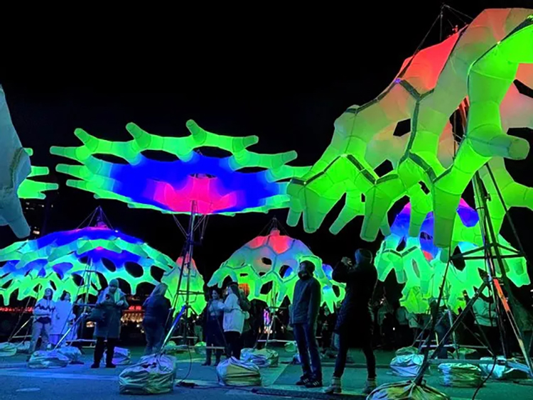 互動燈光裝置活動策劃的「失落傘」集體改造了霓虹燈色的雕塑樹林 - 第4張 - 會展活動策劃CCASY.COM 互動燈光裝置活動策劃的「失落傘」集體改造了霓虹燈色的雕塑樹林 - 第4張
