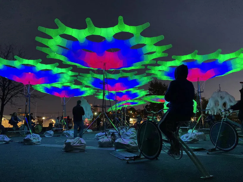 互動燈光裝置活動策劃的「失落傘」集體改造了霓虹燈色的雕塑樹林 - 第5張 - 會展活動策劃CCASY.COM 互動燈光裝置活動策劃的「失落傘」集體改造了霓虹燈色的雕塑樹林 - 第5張