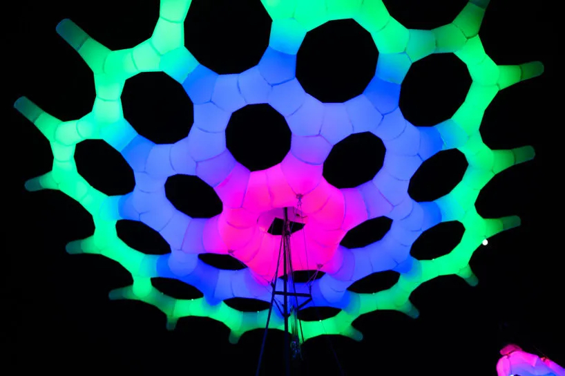 互動燈光裝置活動策劃的「失落傘」集體改造了霓虹燈色的雕塑樹林 - 第6張 - 會展活動策劃CCASY.COM 互動燈光裝置活動策劃的「失落傘」集體改造了霓虹燈色的雕塑樹林 - 第6張