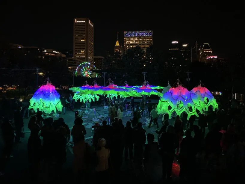 互動燈光裝置活動策劃的「失落傘」集體改造了霓虹燈色的雕塑樹林 - 第7張 - 會展活動策劃CCASY.COM 互動燈光裝置活動策劃的「失落傘」集體改造了霓虹燈色的雕塑樹林 - 第7張