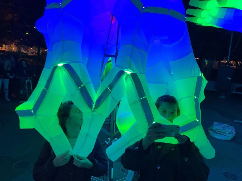 互動燈光裝置活動策劃的「失落傘」集體改造了霓虹燈色的雕塑樹林 - 第8張 - 會展活動策劃CCASY.COM 互動燈光裝置活動策劃的「失落傘」集體改造了霓虹燈色的雕塑樹林 - 第8張
