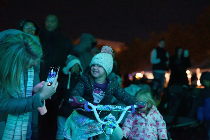 互動燈光裝置活動策劃的「失落傘」集體改造了霓虹燈色的雕塑樹林 - 第9張 - 會展活動策劃CCASY.COM 互動燈光裝置活動策劃的「失落傘」集體改造了霓虹燈色的雕塑樹林 - 第9張