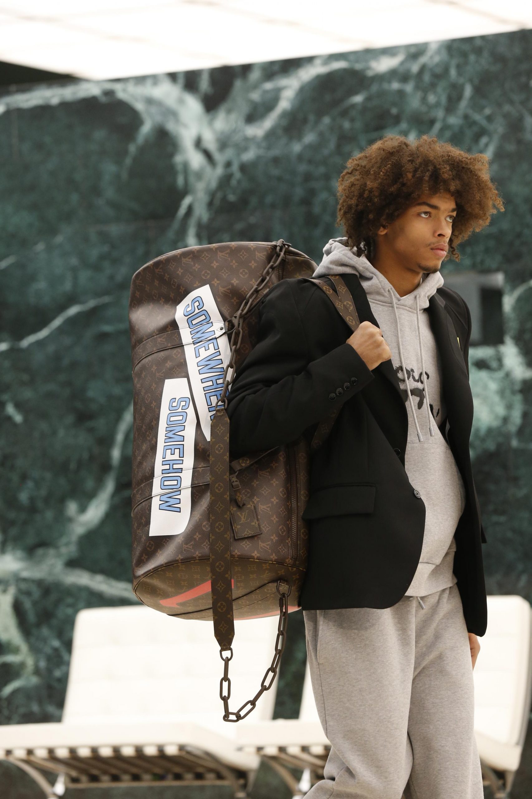 Louis Vuitton 2021秋冬男裝發(fā)布活動(dòng)策劃講述著沒(méi)有一個(gè)角色應(yīng)該被定義 - 第19張 - 會(huì)展活動(dòng)策劃CCASY.COM Louis Vuitton 2021秋冬男裝發(fā)布活動(dòng)策劃講述著沒(méi)有一個(gè)角色應(yīng)該被定義 - 第19張