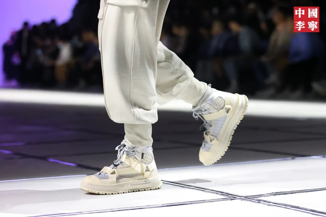 李寧2021秋冬潮流發(fā)布會(huì)活動(dòng)策劃更像一場(chǎng)沉浸式體驗(yàn)空間的對(duì)話 - 第24張 - 會(huì)展活動(dòng)策劃CCASY.COM 李寧2021秋冬潮流發(fā)布會(huì)活動(dòng)策劃更像一場(chǎng)沉浸式體驗(yàn)空間的對(duì)話 - 第24張