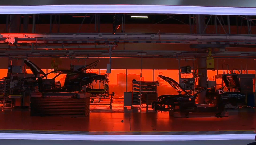 Ferrari法拉利在自家工廠里辦起了工業(yè)風(fēng)和機(jī)械感的時(shí)裝發(fā)布會(huì)活動(dòng)策劃 - 第4張 - 會(huì)展活動(dòng)策劃CCASY.COM Ferrari法拉利在自家工廠里辦起了工業(yè)風(fēng)和機(jī)械感的時(shí)裝發(fā)布會(huì)活動(dòng)策劃 - 第4張