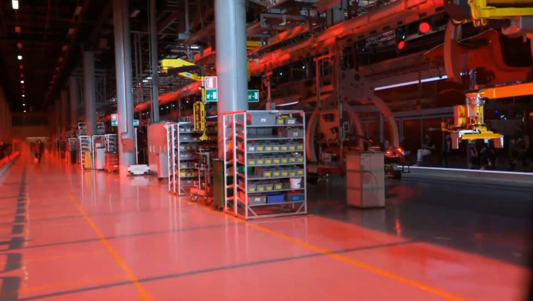 Ferrari法拉利在自家工廠里辦起了工業(yè)風(fēng)和機(jī)械感的時(shí)裝發(fā)布會(huì)活動(dòng)策劃 - 第5張 - 會(huì)展活動(dòng)策劃CCASY.COM Ferrari法拉利在自家工廠里辦起了工業(yè)風(fēng)和機(jī)械感的時(shí)裝發(fā)布會(huì)活動(dòng)策劃 - 第5張