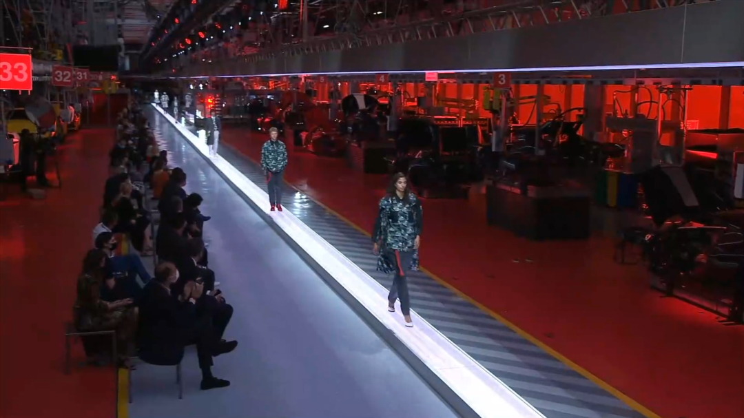 Ferrari法拉利在自家工廠里辦起了工業(yè)風(fēng)和機(jī)械感的時(shí)裝發(fā)布會(huì)活動(dòng)策劃 - 第7張 - 會(huì)展活動(dòng)策劃CCASY.COM Ferrari法拉利在自家工廠里辦起了工業(yè)風(fēng)和機(jī)械感的時(shí)裝發(fā)布會(huì)活動(dòng)策劃 - 第7張