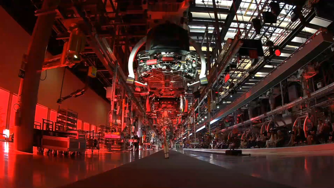 Ferrari法拉利在自家工廠里辦起了工業(yè)風(fēng)和機(jī)械感的時(shí)裝發(fā)布會(huì)活動(dòng)策劃 - 第9張 - 會(huì)展活動(dòng)策劃CCASY.COM Ferrari法拉利在自家工廠里辦起了工業(yè)風(fēng)和機(jī)械感的時(shí)裝發(fā)布會(huì)活動(dòng)策劃 - 第9張