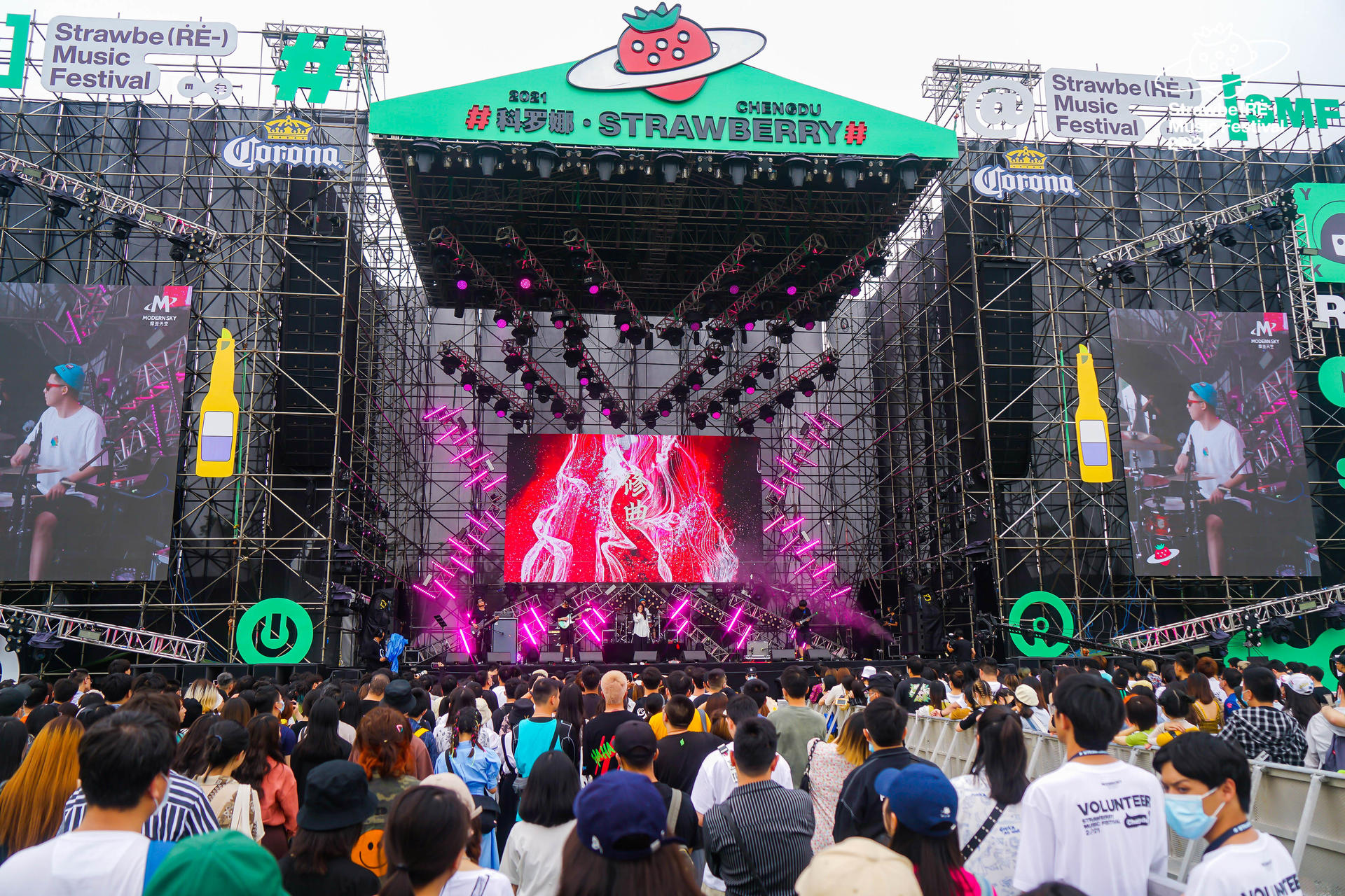 2021成都草莓音樂(lè)節(jié)活動(dòng)策劃充滿了異域氣氛，聽歌飲酒，快樂(lè)就如此