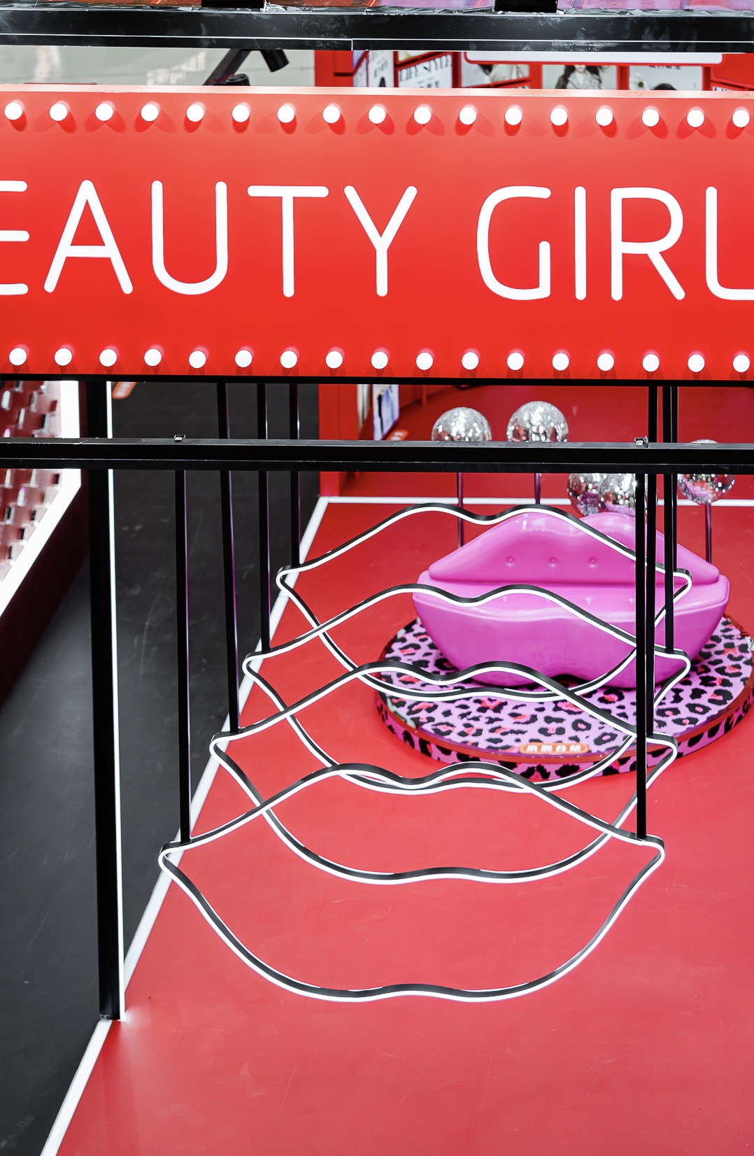 「少女的100個(gè)口紅色號(hào)」為名的深圳口紅展覽活動(dòng)策劃浪漫開(kāi)篇 - 第3張 - 會(huì)展活動(dòng)策劃CCASY.COM 「少女的100個(gè)口紅色號(hào)」為名的深圳口紅展覽活動(dòng)策劃浪漫開(kāi)篇 - 第3張