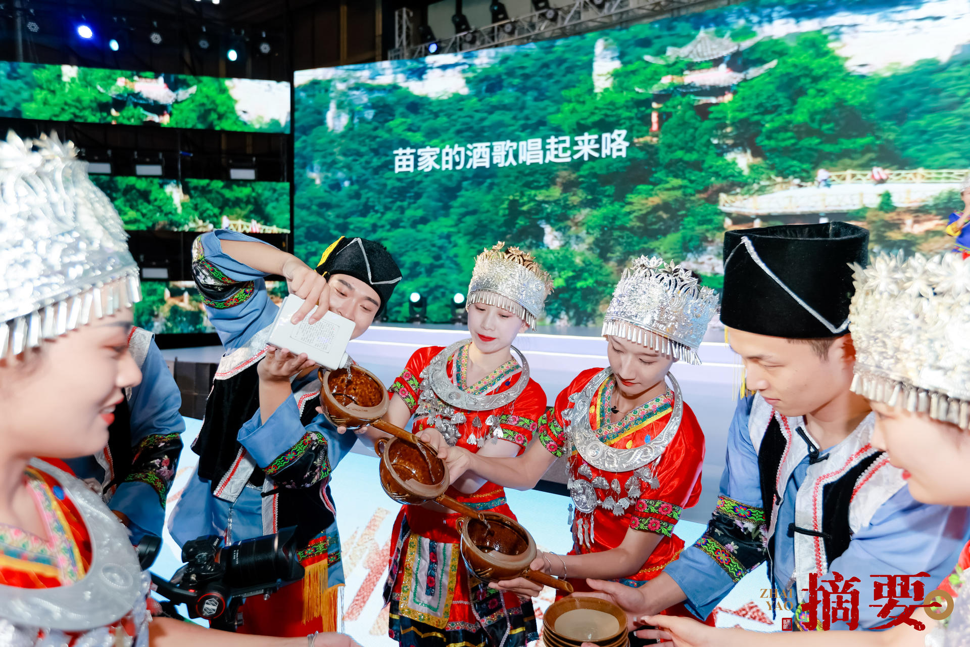 貴州摘要酒摘香盛宴活動策劃了“迎香時”“薦香時”“品香時”“摘香時”四大篇章 - 第35張 - 會展活動策劃CCASY.COM 貴州摘要酒摘香盛宴活動策劃了“迎香時”“薦香時”“品香時”“摘香時”四大篇章 - 第35張