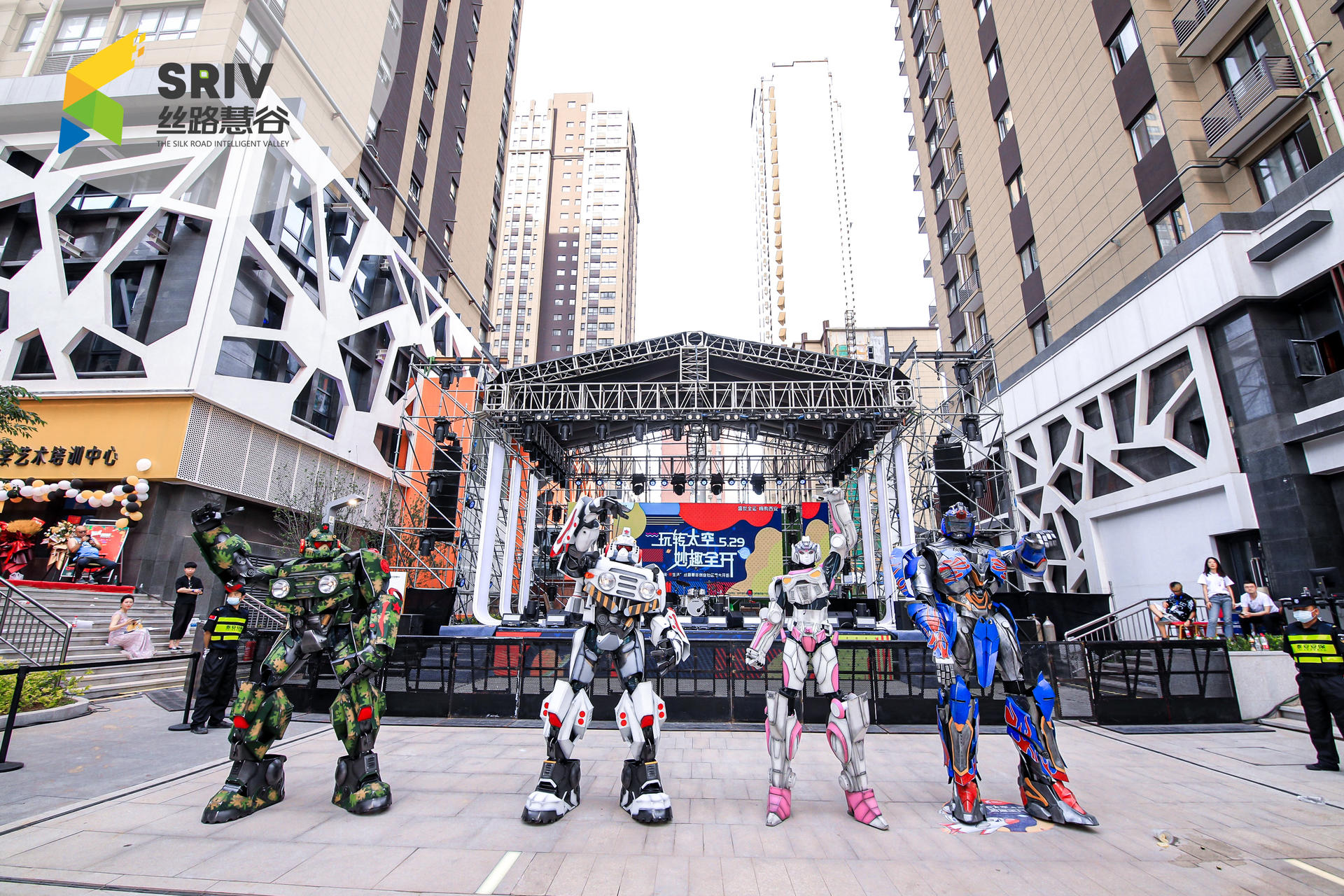 概念街區(qū)開街儀式活動策劃空降知名樂隊，爆梗頻出尖叫不斷