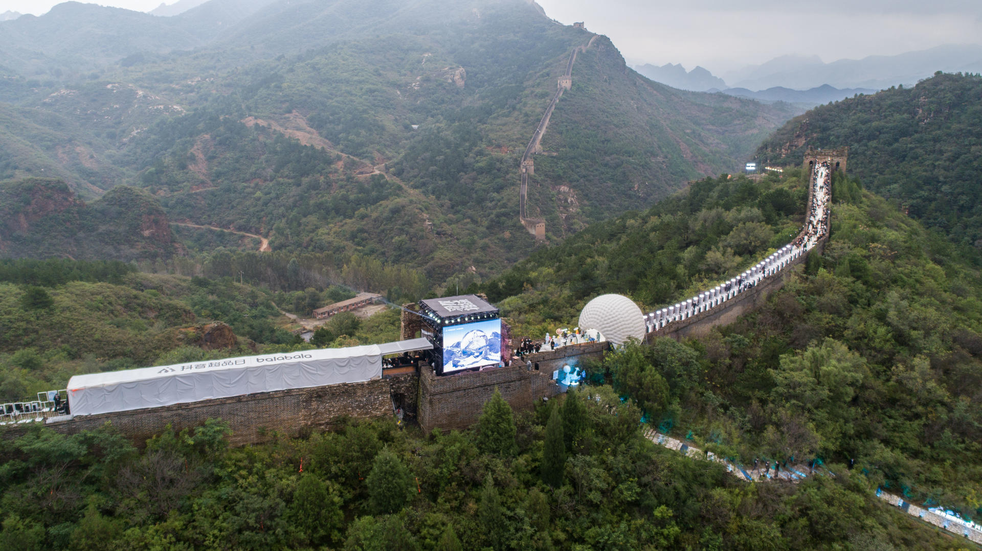 羽你相絨巴拉巴拉長城夢幻大秀活動策劃點亮了北京長城 - 第3張 - 會展活動策劃CCASY.COM 羽你相絨巴拉巴拉長城夢幻大秀活動策劃點亮了北京長城 - 第3張