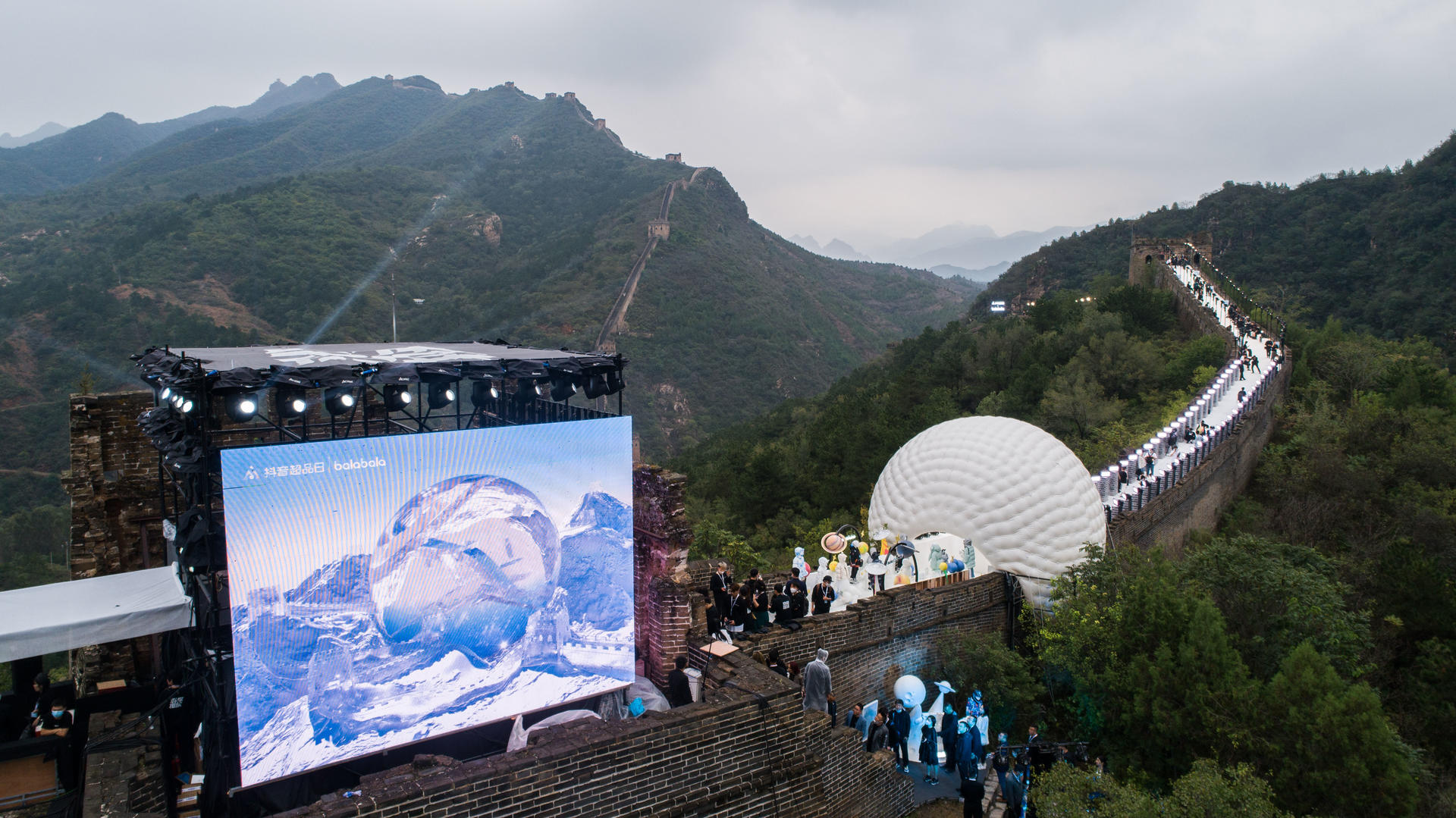 羽你相絨巴拉巴拉長城夢幻大秀活動策劃點亮了北京長城 - 第7張 - 會展活動策劃CCASY.COM 羽你相絨巴拉巴拉長城夢幻大秀活動策劃點亮了北京長城 - 第7張