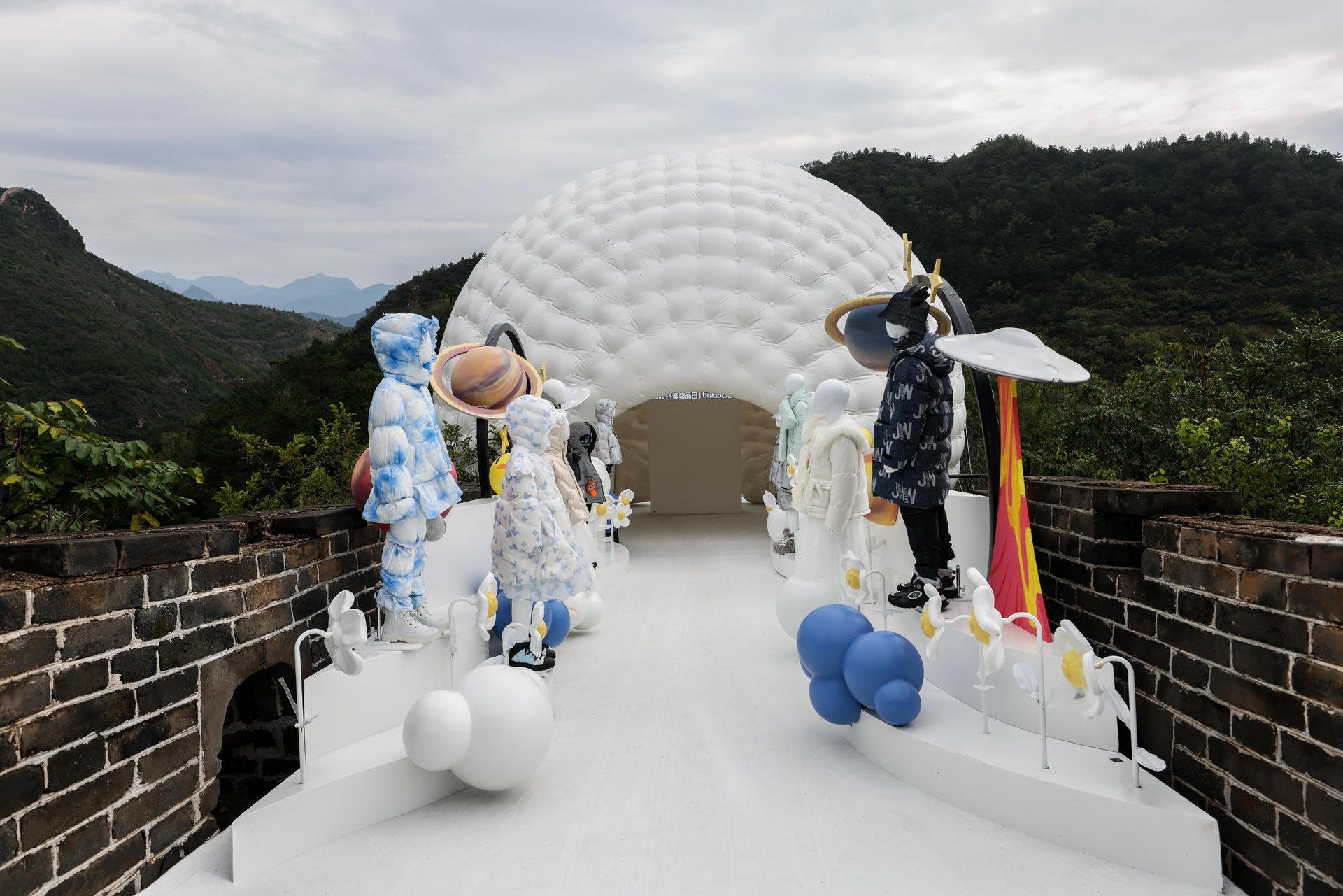 羽你相絨巴拉巴拉長城夢幻大秀活動策劃點亮了北京長城 - 第38張 - 會展活動策劃CCASY.COM 羽你相絨巴拉巴拉長城夢幻大秀活動策劃點亮了北京長城 - 第38張