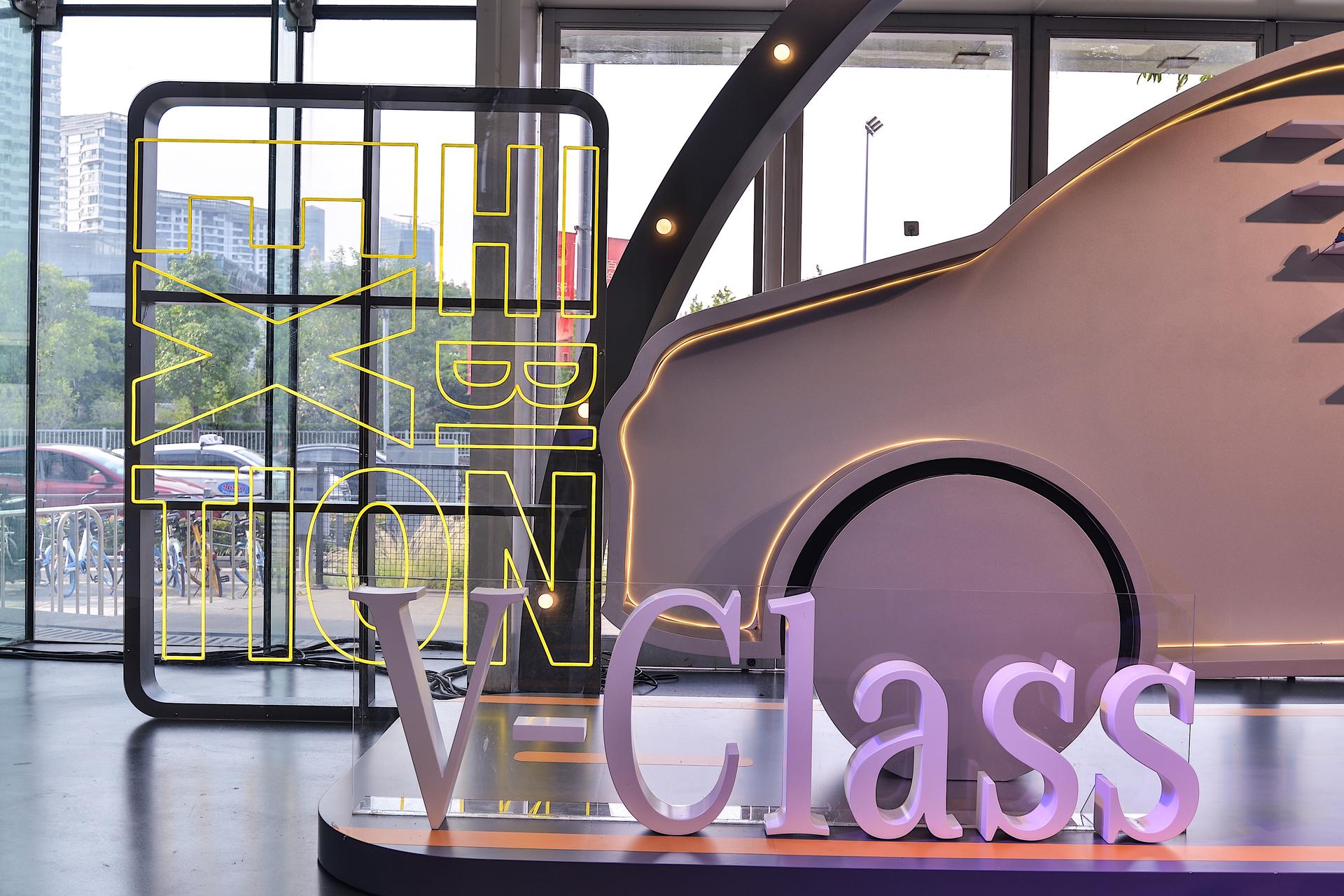 “好奇無(wú)界”米奇藝術(shù)展活動(dòng)策劃的紙雕藝術(shù)將V級(jí)MPV與米奇元素相融合了 - 第6張 - 會(huì)展活動(dòng)策劃CCASY.COM “好奇無(wú)界”米奇藝術(shù)展活動(dòng)策劃的紙雕藝術(shù)將V級(jí)MPV與米奇元素相融合了 - 第6張