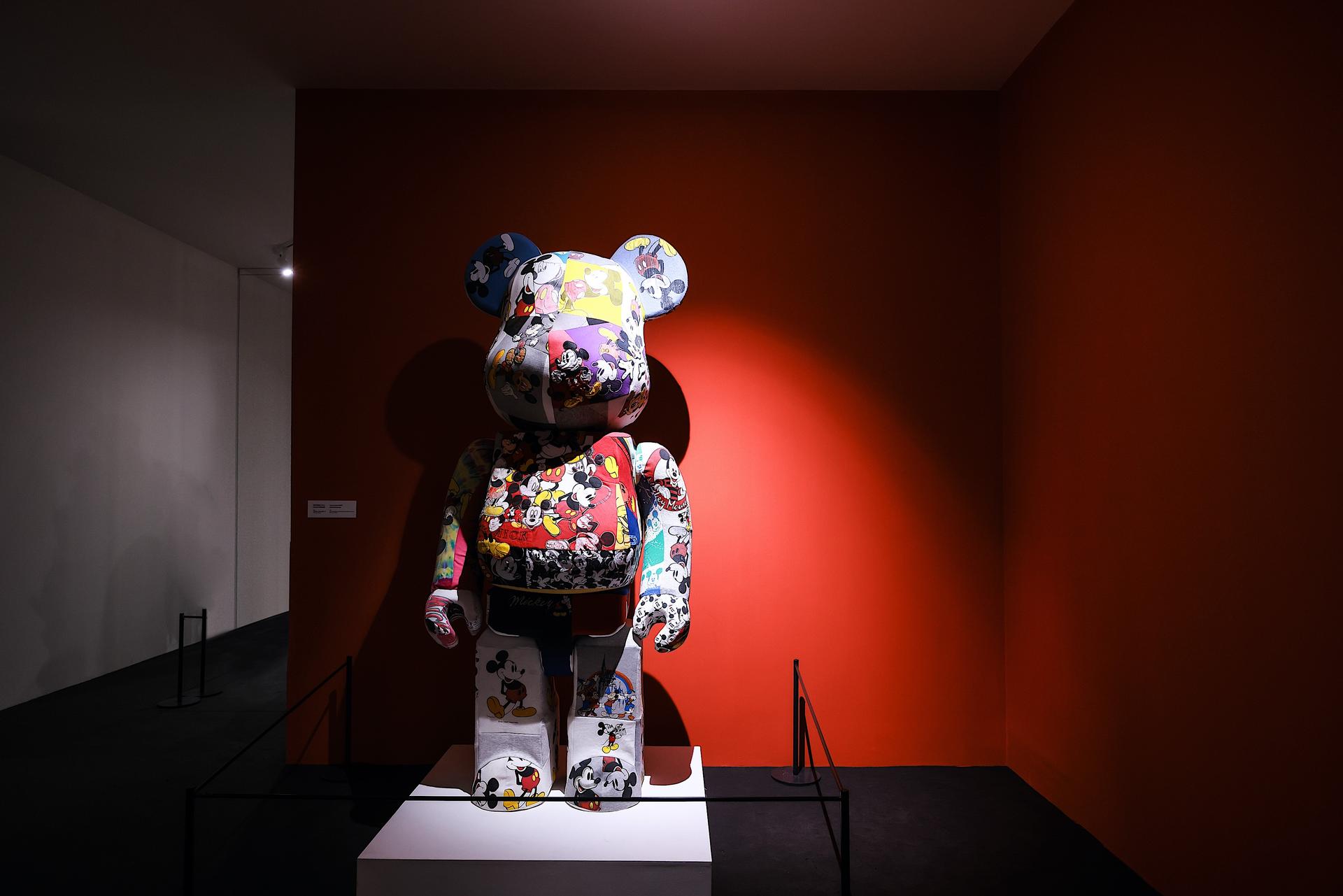 “好奇無(wú)界”米奇藝術(shù)展活動(dòng)策劃的紙雕藝術(shù)將V級(jí)MPV與米奇元素相融合了 - 第33張 - 會(huì)展活動(dòng)策劃CCASY.COM “好奇無(wú)界”米奇藝術(shù)展活動(dòng)策劃的紙雕藝術(shù)將V級(jí)MPV與米奇元素相融合了 - 第33張