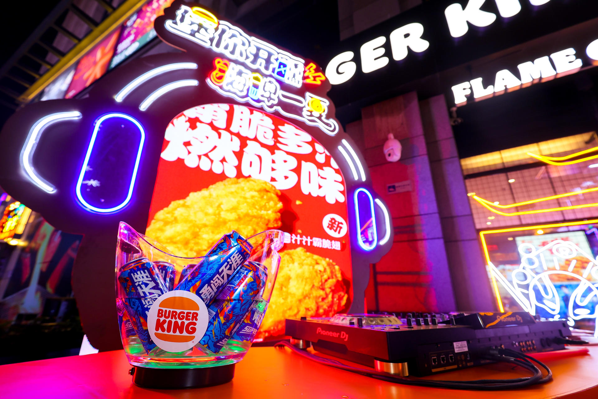 漢堡王X雪花勇闖天涯super嗨啤音樂派對(duì)活動(dòng)策劃嗨爆整條gai - 第16張 - 會(huì)展活動(dòng)策劃CCASY.COM 漢堡王X雪花勇闖天涯super嗨啤音樂派對(duì)活動(dòng)策劃嗨爆整條gai - 第16張