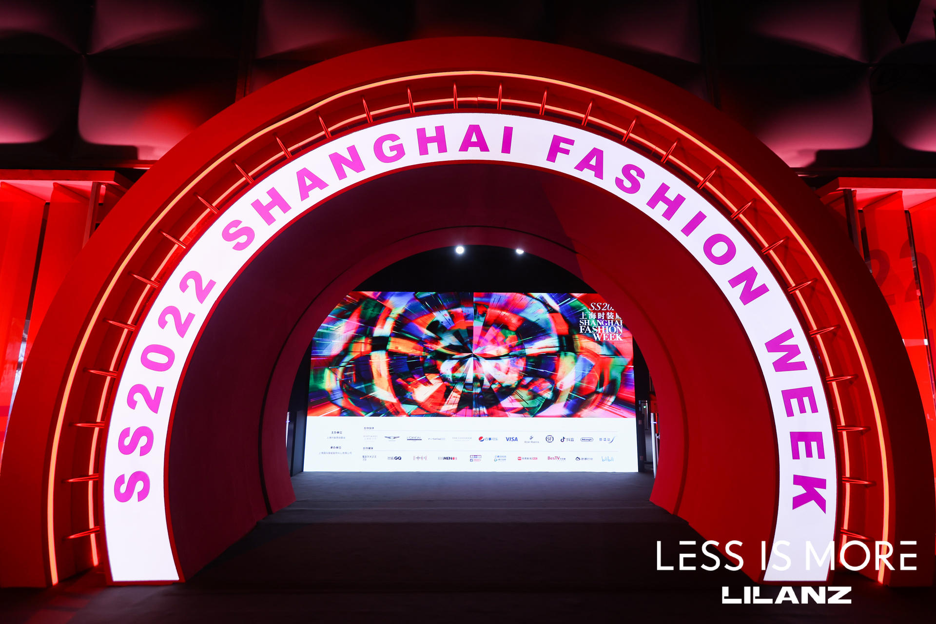 利郎LESS IS MORE時裝周閉幕秀活動策劃復(fù)制了千年古城的圖騰和標(biāo)識 - 第7張 - 會展活動策劃CCASY.COM 利郎LESS IS MORE時裝周閉幕秀活動策劃復(fù)制了千年古城的圖騰和標(biāo)識 - 第7張