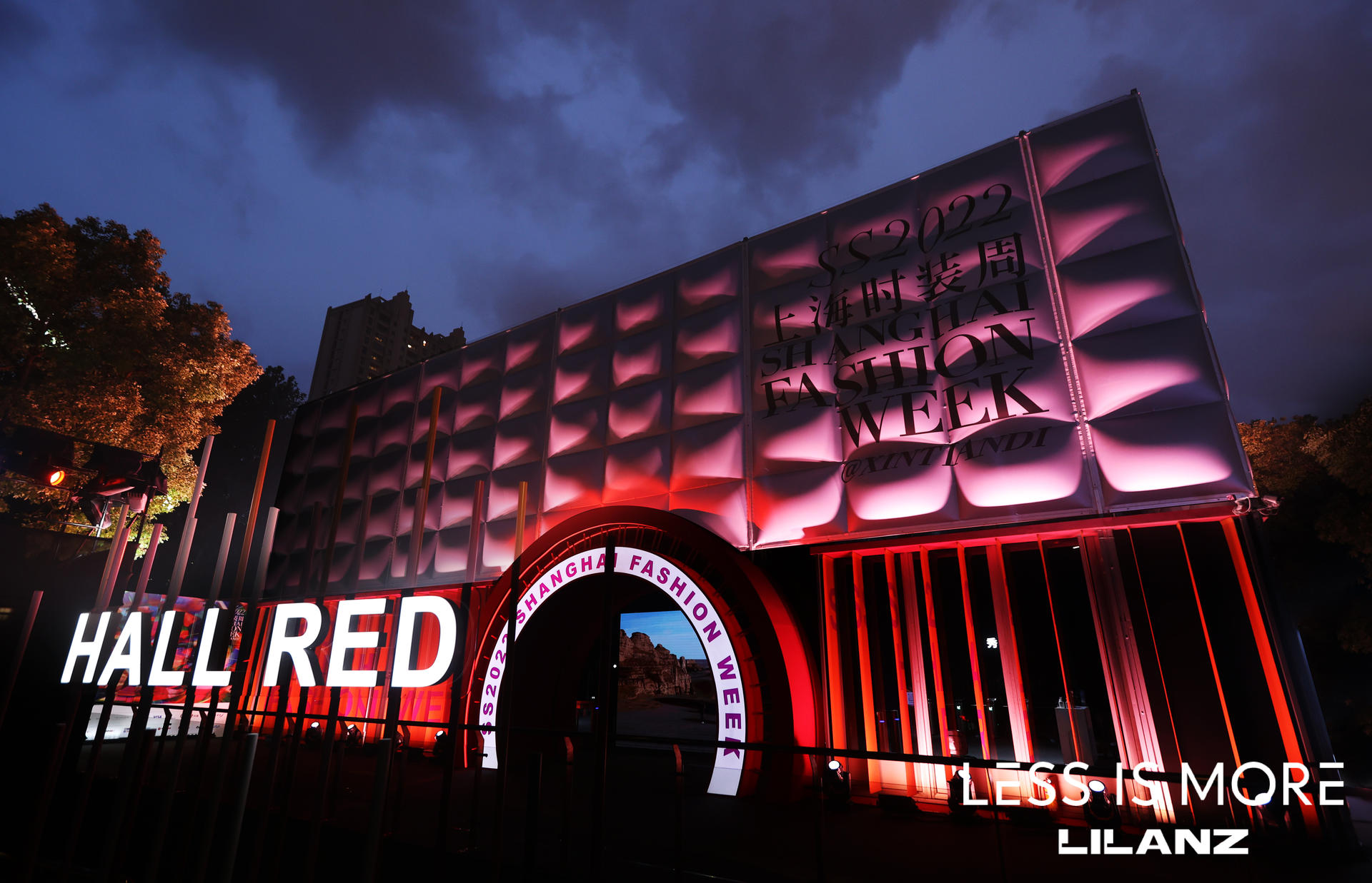 利郎LESS IS MORE時裝周閉幕秀活動策劃復(fù)制了千年古城的圖騰和標(biāo)識 - 第5張 - 會展活動策劃CCASY.COM 利郎LESS IS MORE時裝周閉幕秀活動策劃復(fù)制了千年古城的圖騰和標(biāo)識 - 第5張