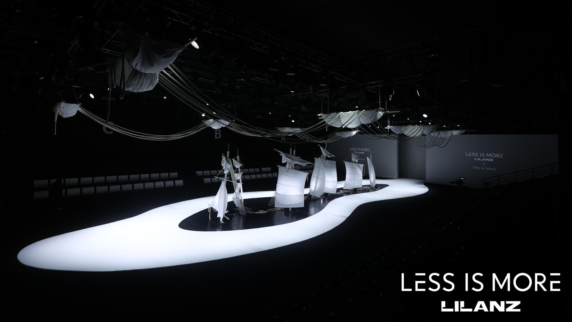 利郎LESS IS MORE時裝周閉幕秀活動策劃復(fù)制了千年古城的圖騰和標(biāo)識 - 第26張 - 會展活動策劃CCASY.COM 利郎LESS IS MORE時裝周閉幕秀活動策劃復(fù)制了千年古城的圖騰和標(biāo)識 - 第26張