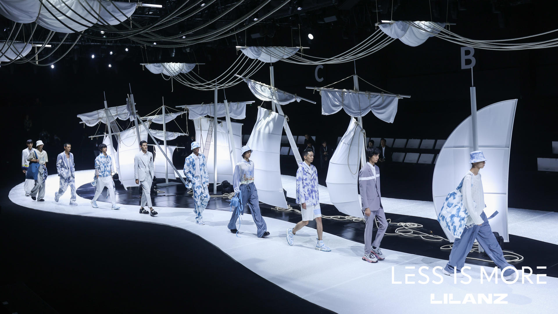 利郎LESS IS MORE時裝周閉幕秀活動策劃復(fù)制了千年古城的圖騰和標(biāo)識 - 第24張 - 會展活動策劃CCASY.COM 利郎LESS IS MORE時裝周閉幕秀活動策劃復(fù)制了千年古城的圖騰和標(biāo)識 - 第24張