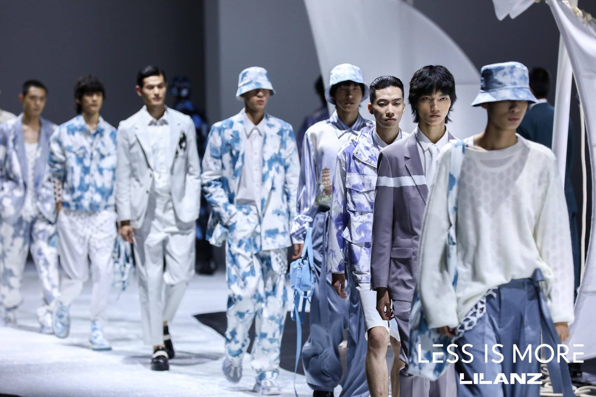利郎LESS IS MORE時裝周閉幕秀活動策劃復(fù)制了千年古城的圖騰和標(biāo)識 - 第19張 - 會展活動策劃CCASY.COM 利郎LESS IS MORE時裝周閉幕秀活動策劃復(fù)制了千年古城的圖騰和標(biāo)識 - 第19張