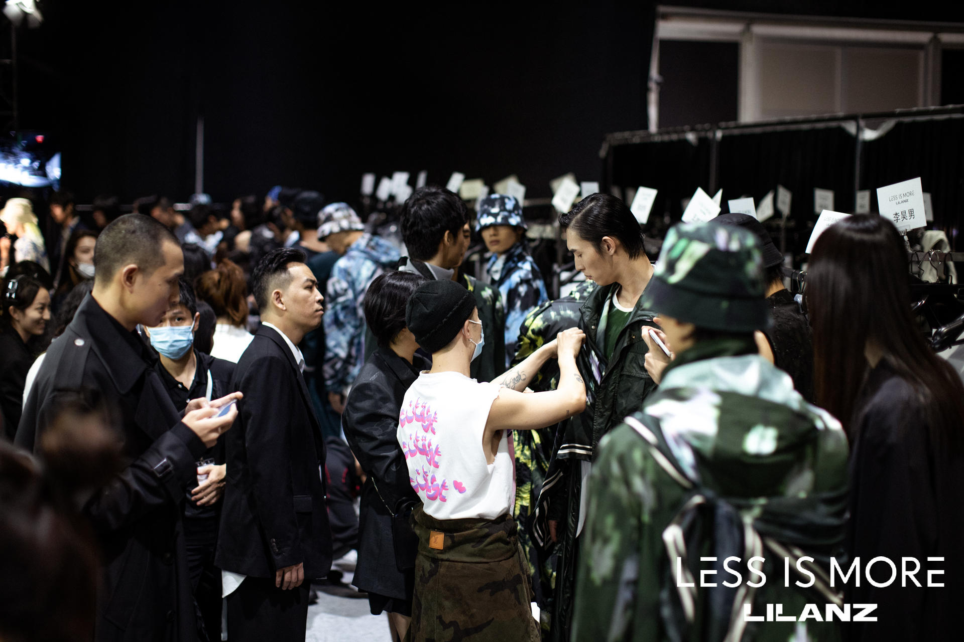 利郎LESS IS MORE時裝周閉幕秀活動策劃復(fù)制了千年古城的圖騰和標(biāo)識 - 第18張 - 會展活動策劃CCASY.COM 利郎LESS IS MORE時裝周閉幕秀活動策劃復(fù)制了千年古城的圖騰和標(biāo)識 - 第18張