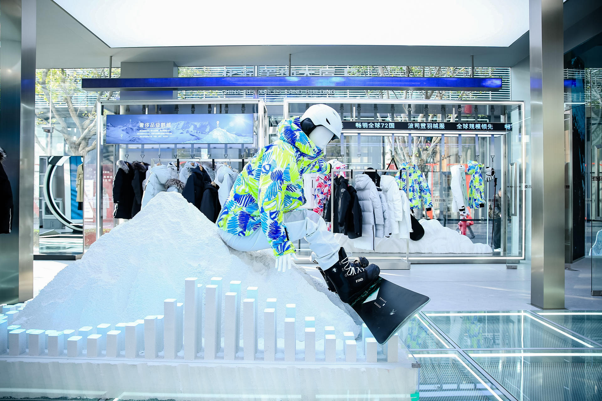 波司登快閃店活動(dòng)策劃融合雪山、陽(yáng)光等自然元素，帶來(lái)了“第一場(chǎng)雪”