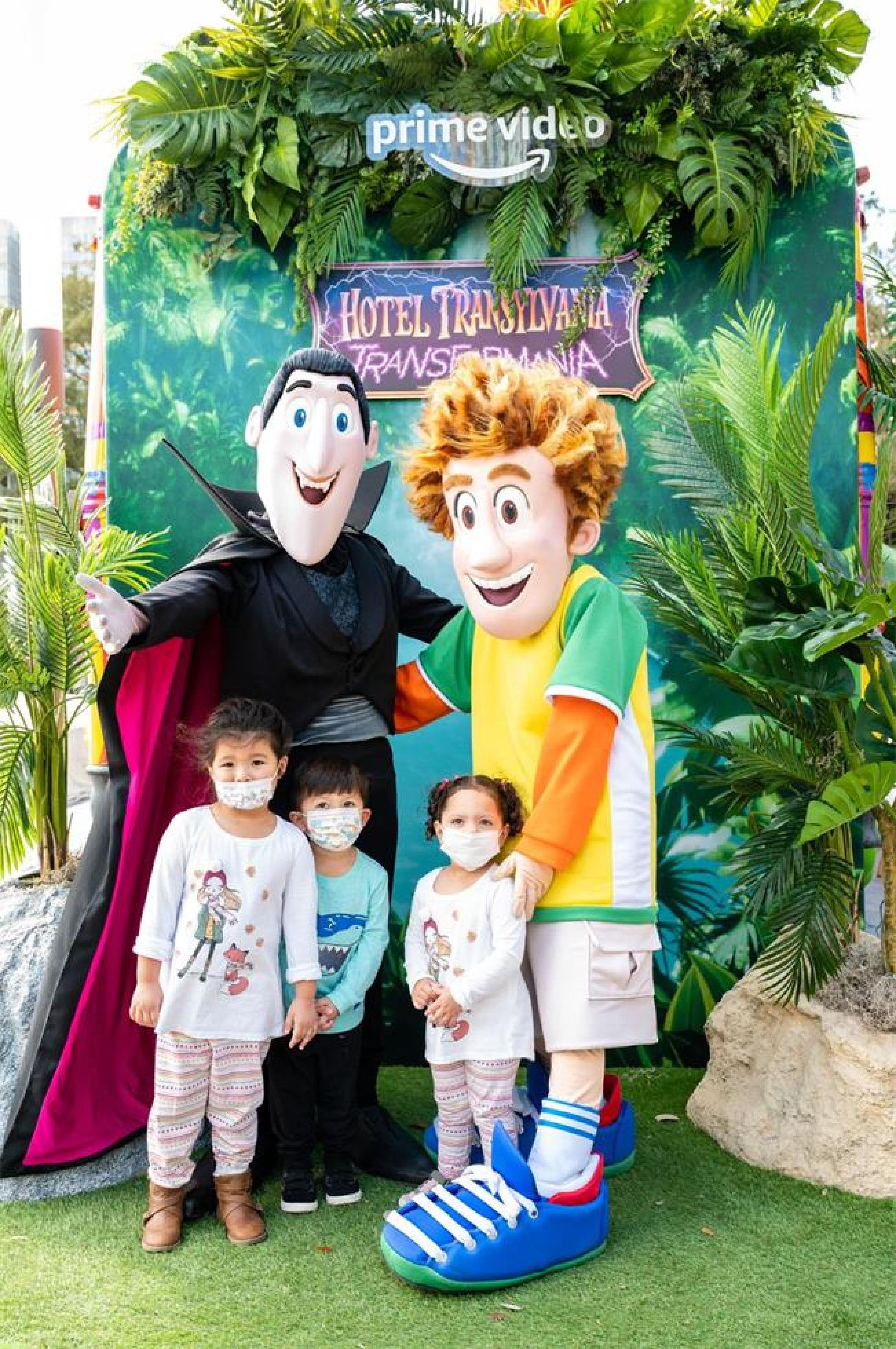 《精靈旅社:變形狂魔》巴士巡回推廣活動策劃把校車改成了電影中的模樣 - 第3張 - 會展活動策劃CCASY.COM 《精靈旅社:變形狂魔》巴士巡回推廣活動策劃把校車改成了電影中的模樣 - 第3張