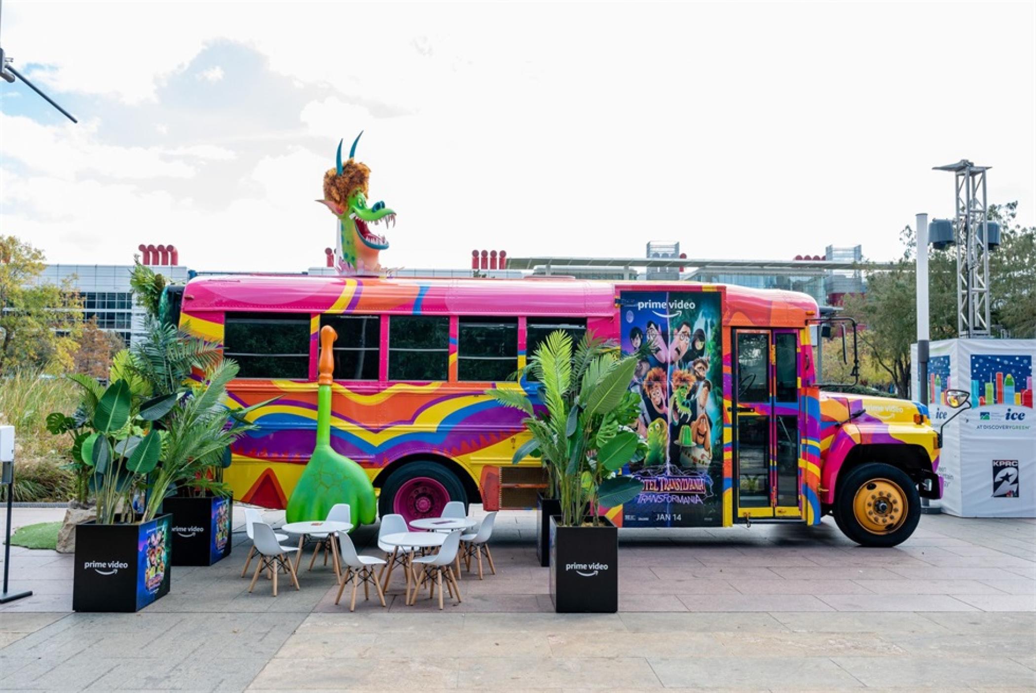 《精靈旅社:變形狂魔》巴士巡回推廣活動策劃把校車改成了電影中的模樣 - 第12張 - 會展活動策劃CCASY.COM 《精靈旅社:變形狂魔》巴士巡回推廣活動策劃把校車改成了電影中的模樣 - 第12張