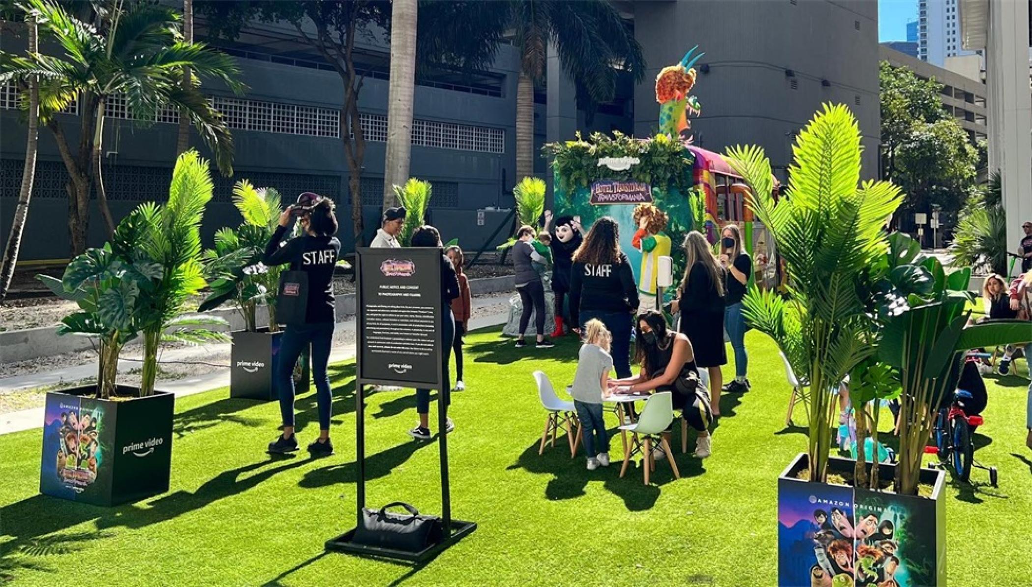 《精靈旅社:變形狂魔》巴士巡回推廣活動策劃把校車改成了電影中的模樣 - 第2張 - 會展活動策劃CCASY.COM 《精靈旅社:變形狂魔》巴士巡回推廣活動策劃把校車改成了電影中的模樣 - 第2張