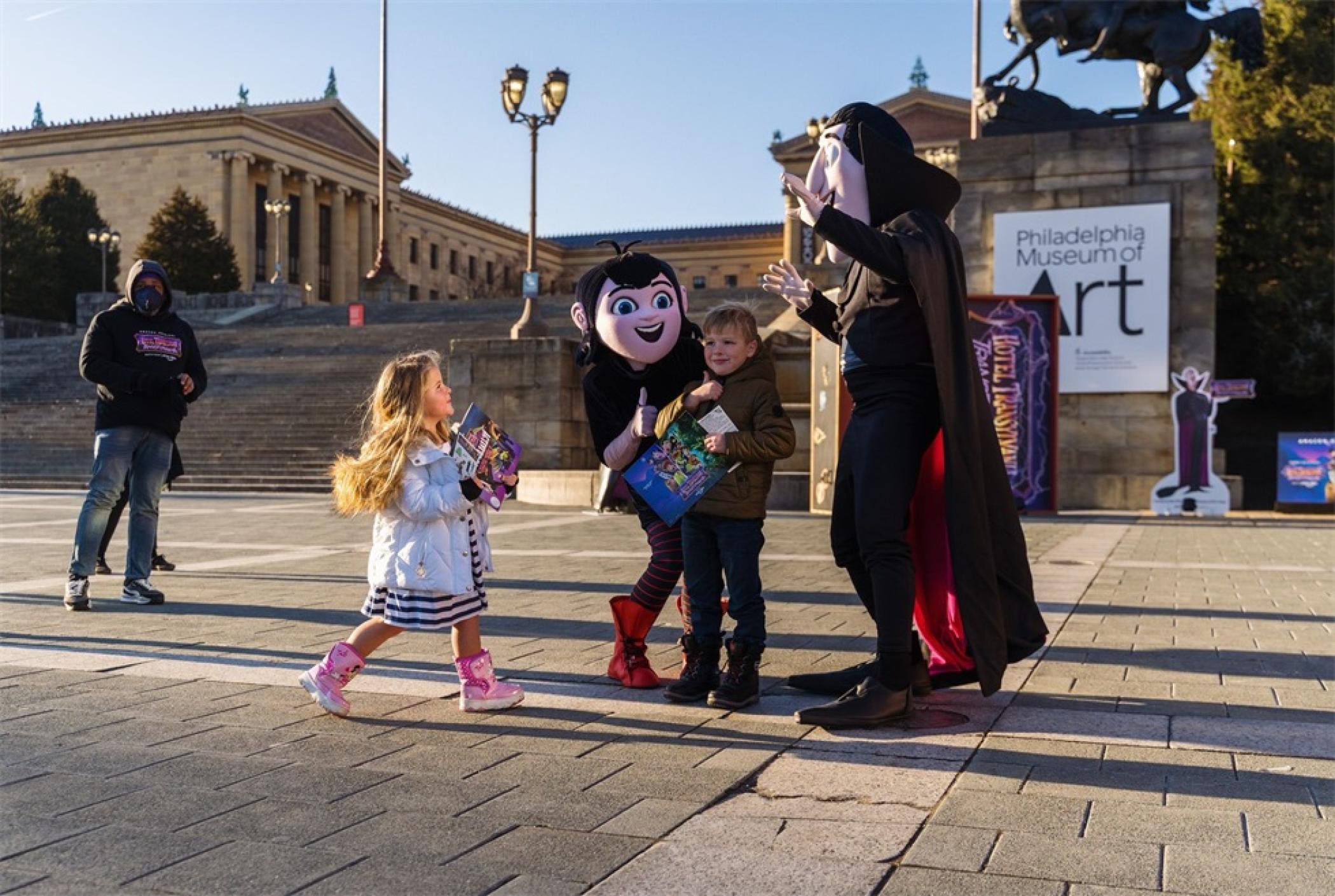 《精靈旅社:變形狂魔》巴士巡回推廣活動策劃把校車改成了電影中的模樣 - 第15張 - 會展活動策劃CCASY.COM 《精靈旅社:變形狂魔》巴士巡回推廣活動策劃把校車改成了電影中的模樣 - 第15張