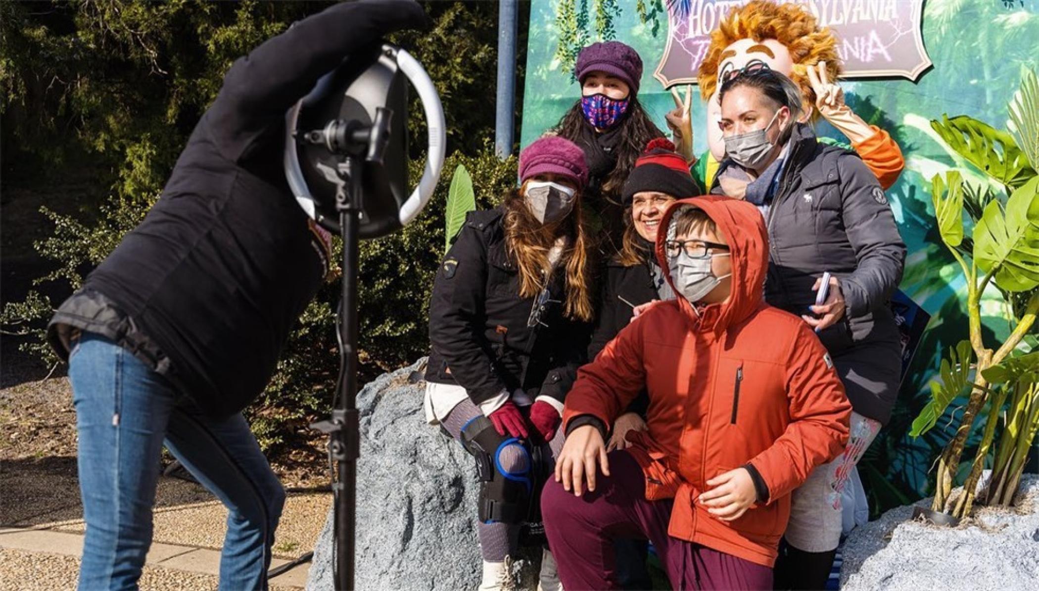 《精靈旅社:變形狂魔》巴士巡回推廣活動策劃把校車改成了電影中的模樣 - 第21張 - 會展活動策劃CCASY.COM 《精靈旅社:變形狂魔》巴士巡回推廣活動策劃把校車改成了電影中的模樣 - 第21張