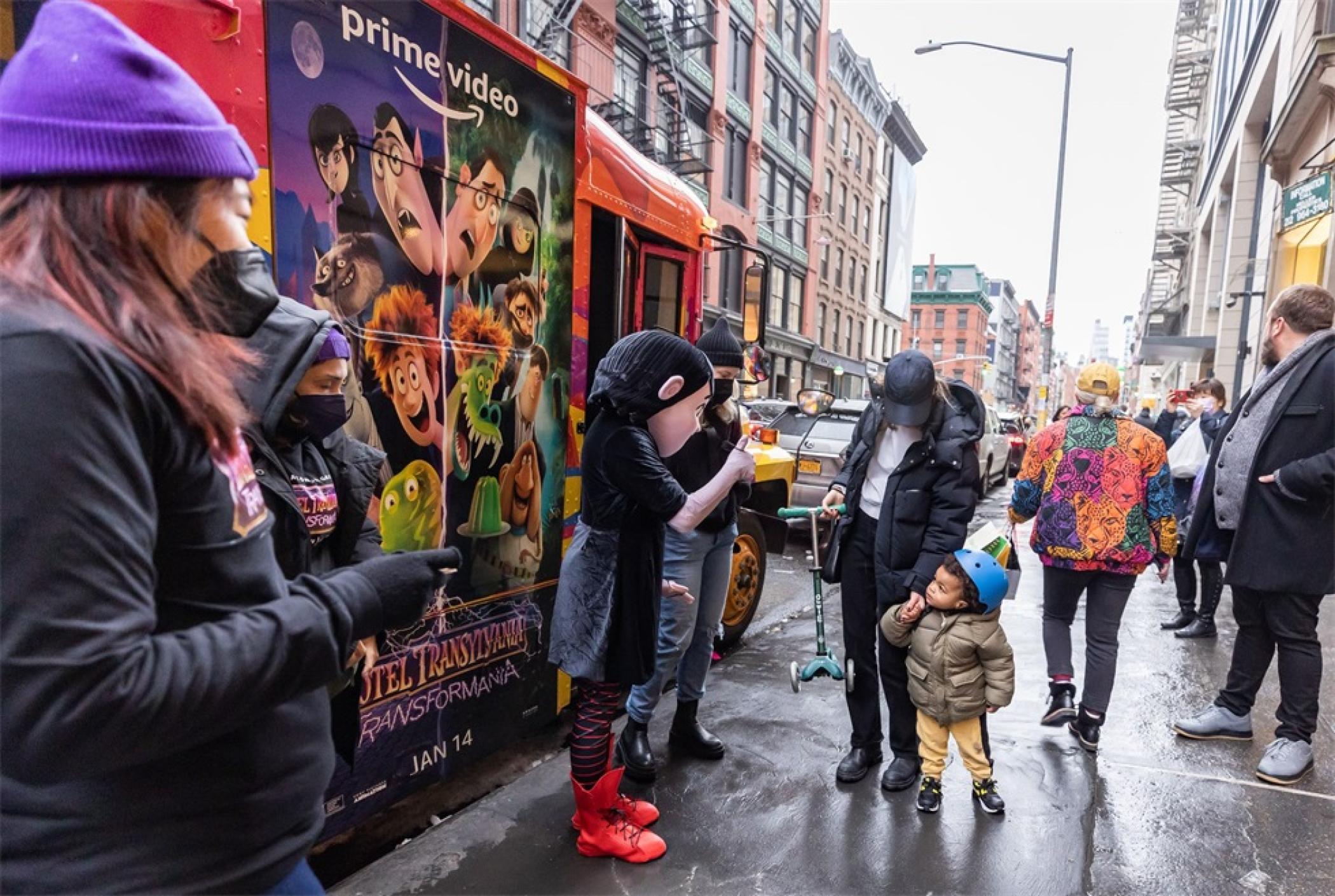 《精靈旅社:變形狂魔》巴士巡回推廣活動策劃把校車改成了電影中的模樣 - 第8張 - 會展活動策劃CCASY.COM 《精靈旅社:變形狂魔》巴士巡回推廣活動策劃把校車改成了電影中的模樣 - 第8張