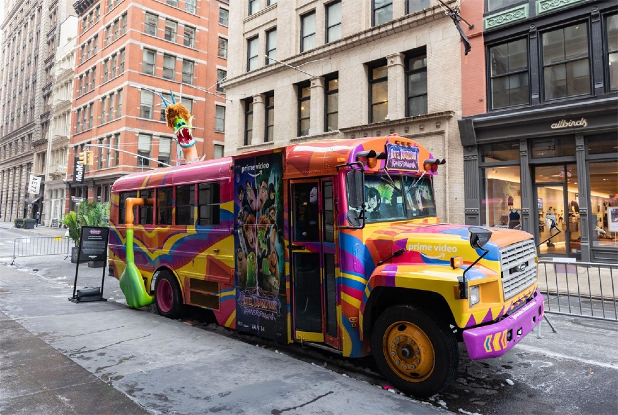 《精靈旅社:變形狂魔》巴士巡回推廣活動策劃把校車改成了電影中的模樣 - 第10張 - 會展活動策劃CCASY.COM 《精靈旅社:變形狂魔》巴士巡回推廣活動策劃把校車改成了電影中的模樣 - 第10張