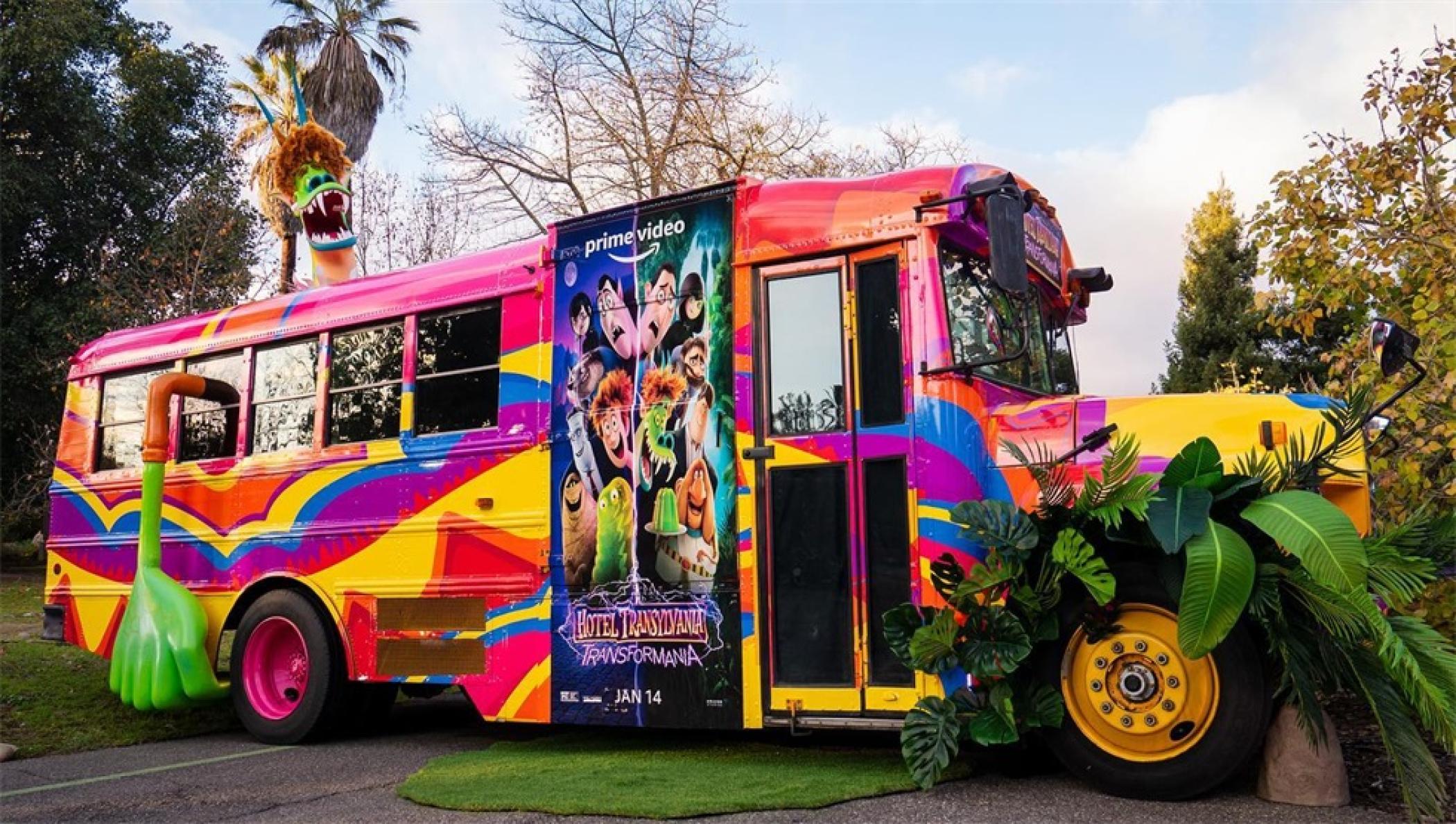 《精靈旅社:變形狂魔》巴士巡回推廣活動策劃把校車改成了電影中的模樣 - 第1張 - 會展活動策劃CCASY.COM 《精靈旅社:變形狂魔》巴士巡回推廣活動策劃把校車改成了電影中的模樣 - 第1張