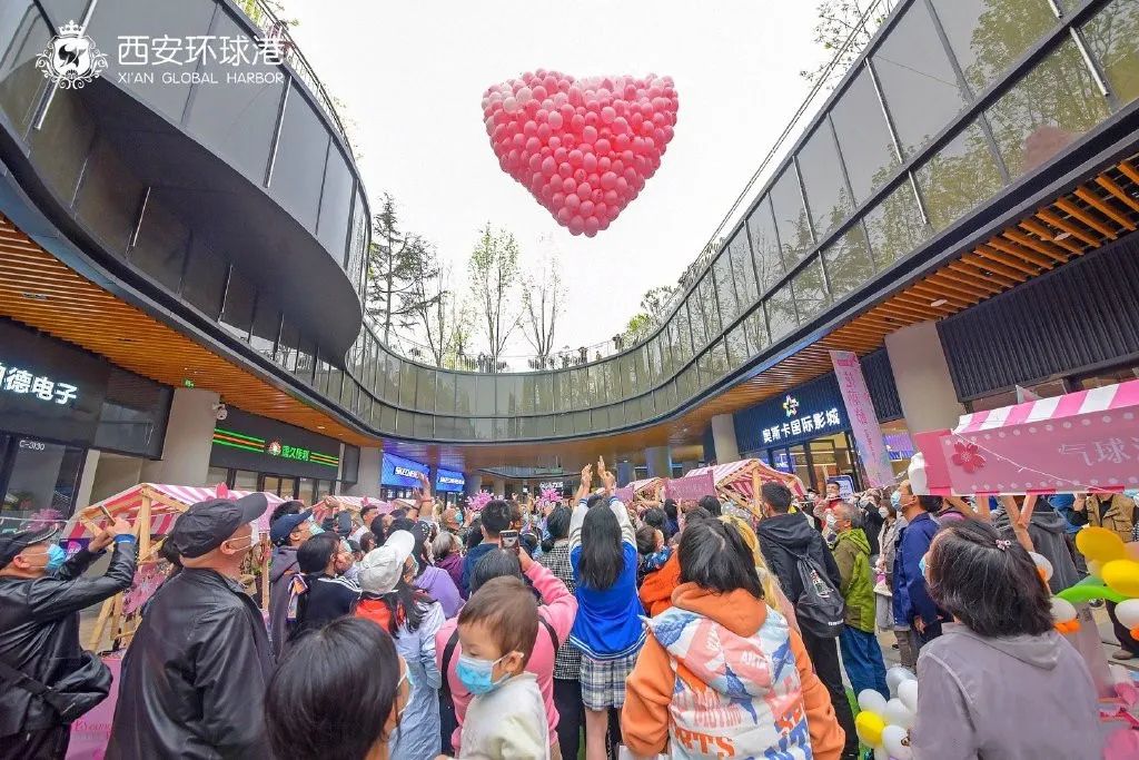 西安環(huán)球港花朝節(jié)活動策劃首發(fā)網(wǎng)紅櫻花雨太美了 - 第5張 - 會展活動策劃CCASY.COM 西安環(huán)球港花朝節(jié)活動策劃首發(fā)網(wǎng)紅櫻花雨太美了 - 第5張