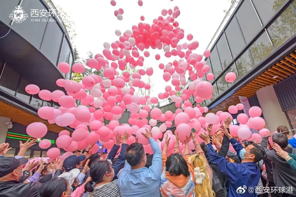 西安環(huán)球港花朝節(jié)活動策劃首發(fā)網(wǎng)紅櫻花雨太美了 - 第2張 - 會展活動策劃CCASY.COM 西安環(huán)球港花朝節(jié)活動策劃首發(fā)網(wǎng)紅櫻花雨太美了 - 第2張