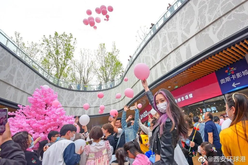 西安環(huán)球港花朝節(jié)活動策劃首發(fā)網(wǎng)紅櫻花雨太美了 - 第3張 - 會展活動策劃CCASY.COM 西安環(huán)球港花朝節(jié)活動策劃首發(fā)網(wǎng)紅櫻花雨太美了 - 第3張