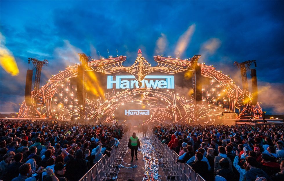 俄羅斯“阿爾法未來人”電音節(jié)活動策劃的舞美設(shè)計(jì)堪稱世界級 - 第8張 - 會展活動策劃CCASY.COM 俄羅斯“阿爾法未來人”電音節(jié)活動策劃的舞美設(shè)計(jì)堪稱世界級 - 第8張